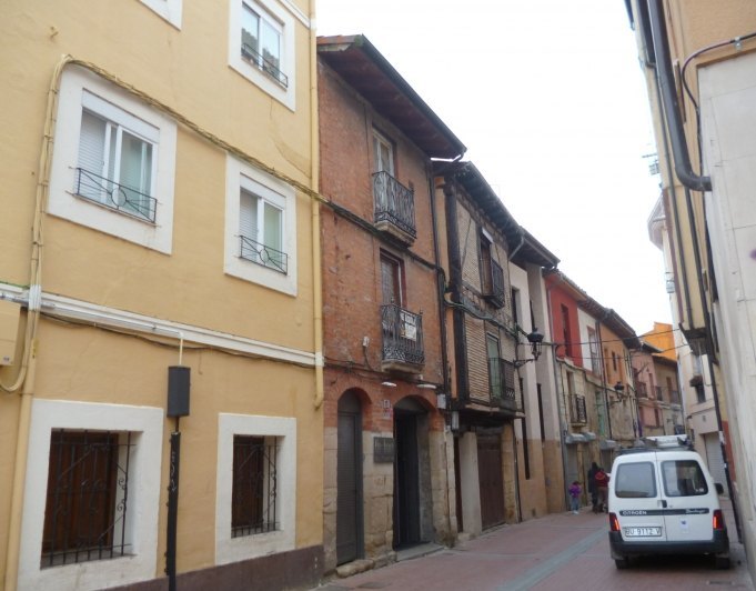 Casa de dos pisos mas local habilitado como bar en la parte vieja