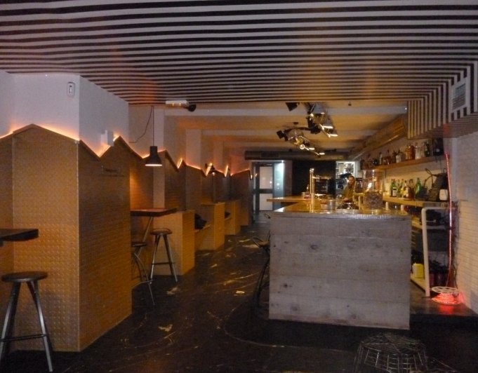 Casa de dos pisos mas local habilitado como bar en la parte vieja