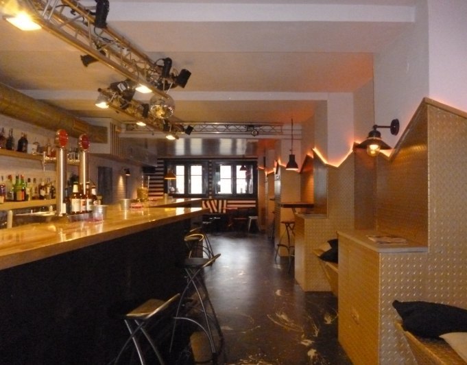 Casa de dos pisos mas local habilitado como bar en la parte vieja