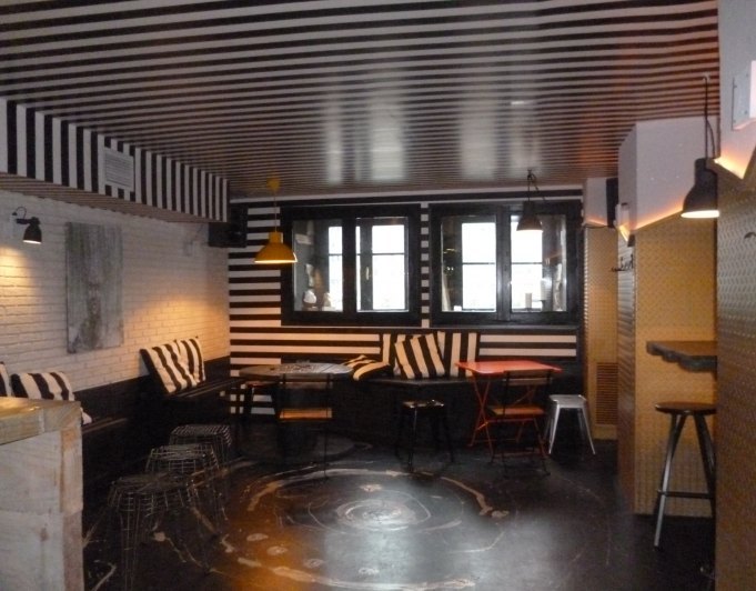 Casa de dos pisos mas local habilitado como bar en la parte vieja