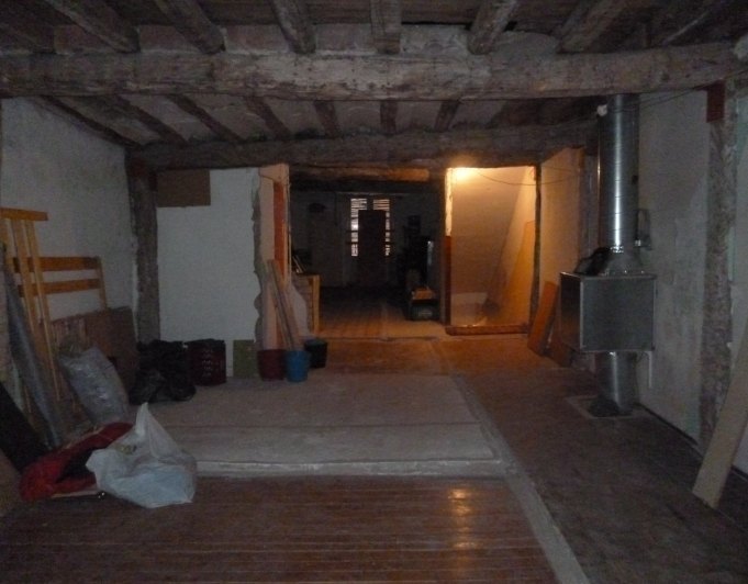 Casa de dos pisos mas local habilitado como bar en la parte vieja