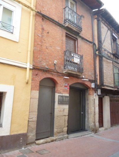 Casa de dos pisos mas local habilitado como bar en la parte vieja