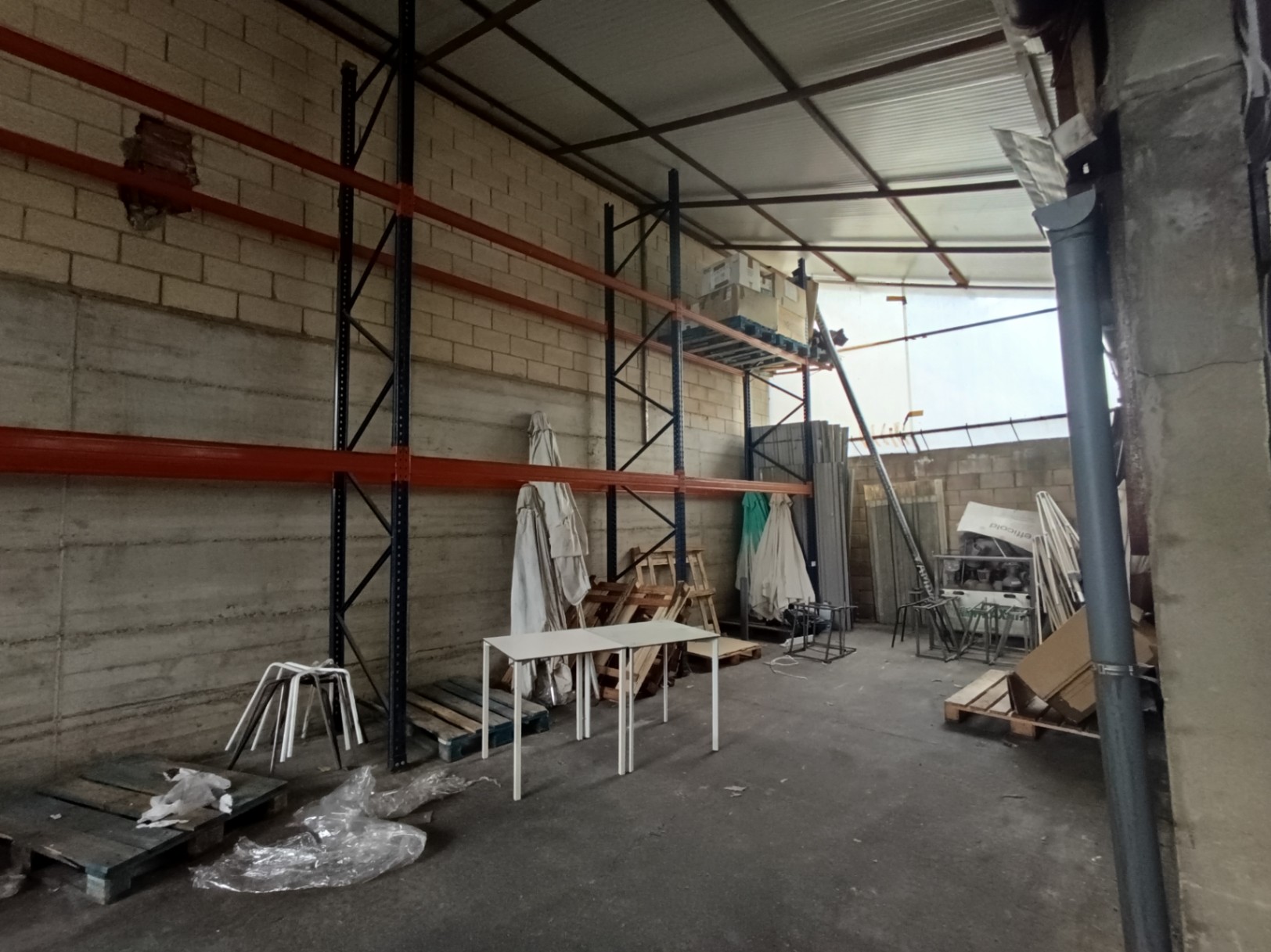 PABELLON DE 800 METROS EN EL POLIGONO DE BAYAS EN ALQUILER