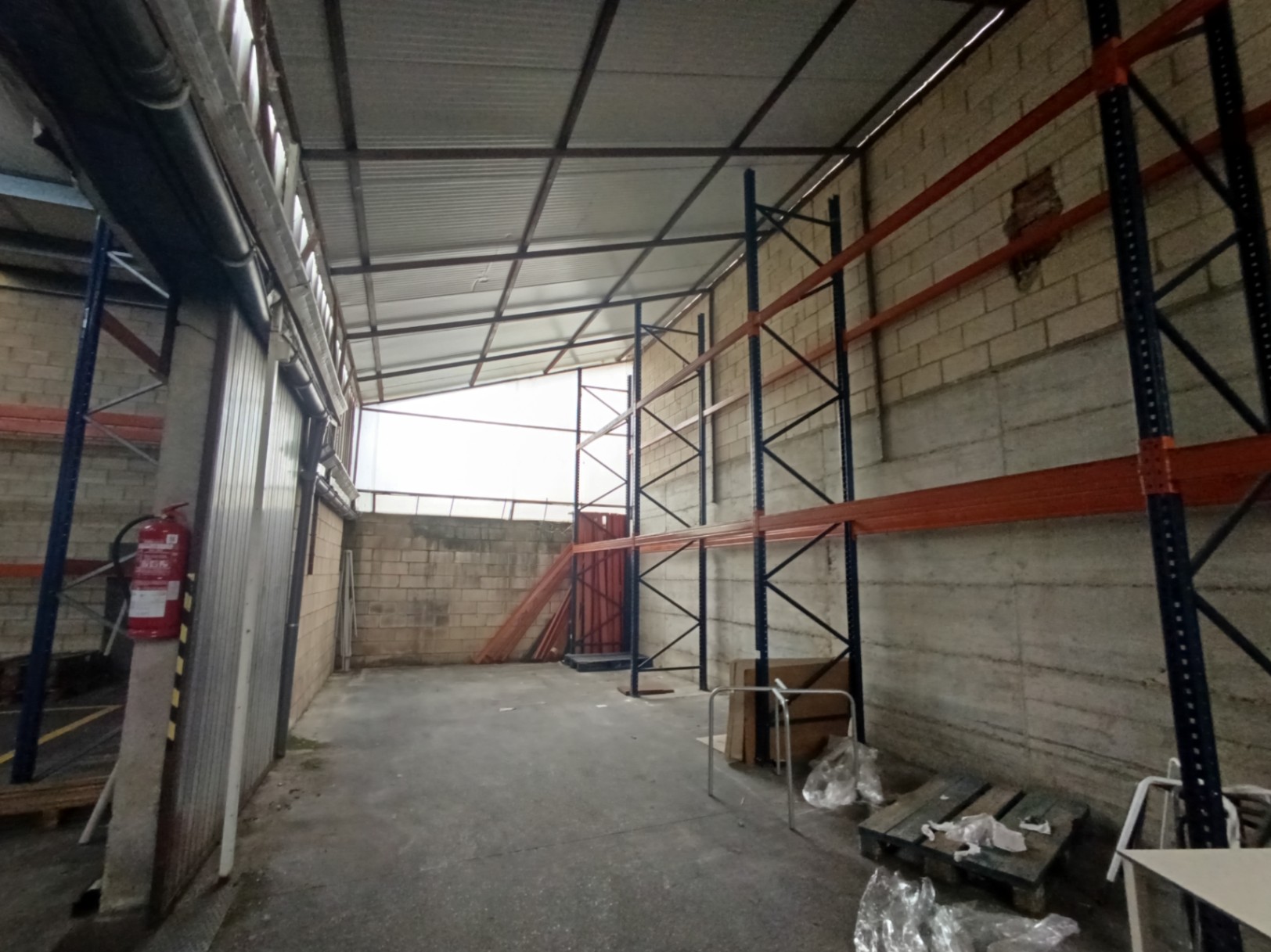 PABELLON DE 800 METROS EN EL POLIGONO DE BAYAS EN ALQUILER