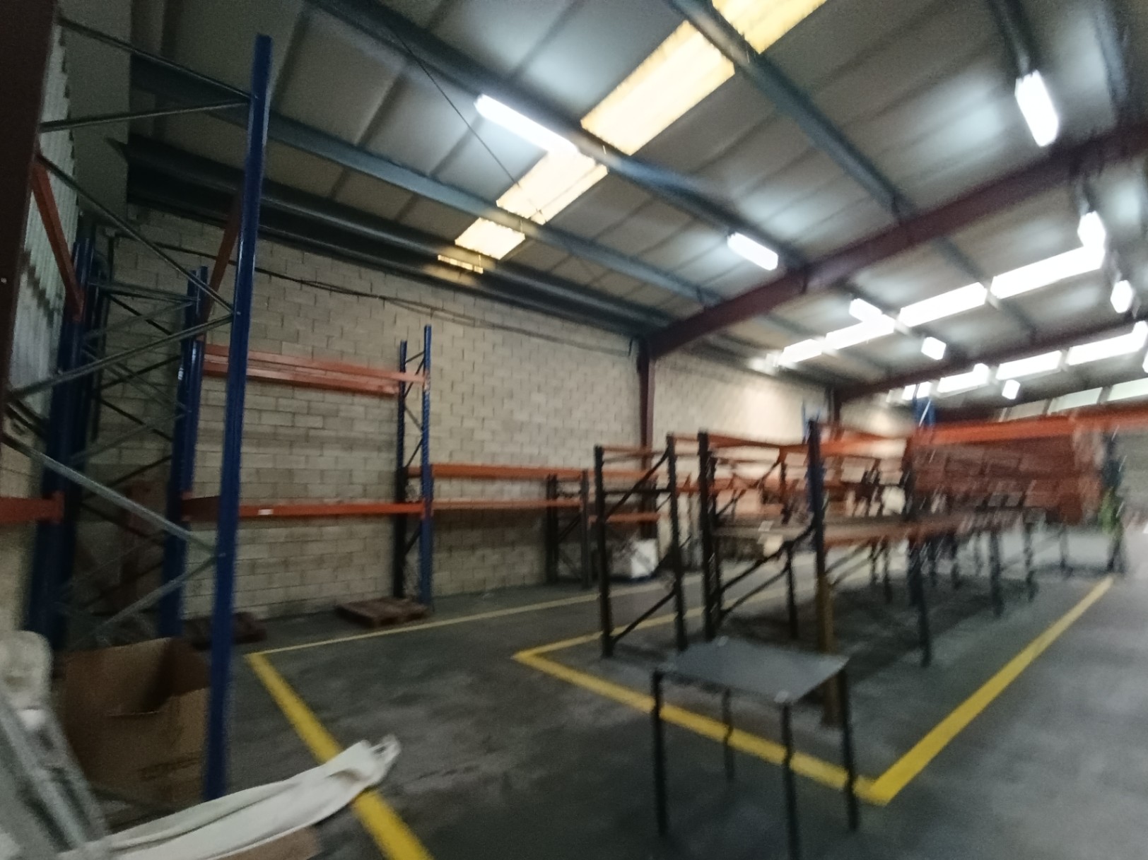 PABELLON DE 800 METROS EN EL POLIGONO DE BAYAS EN ALQUILER