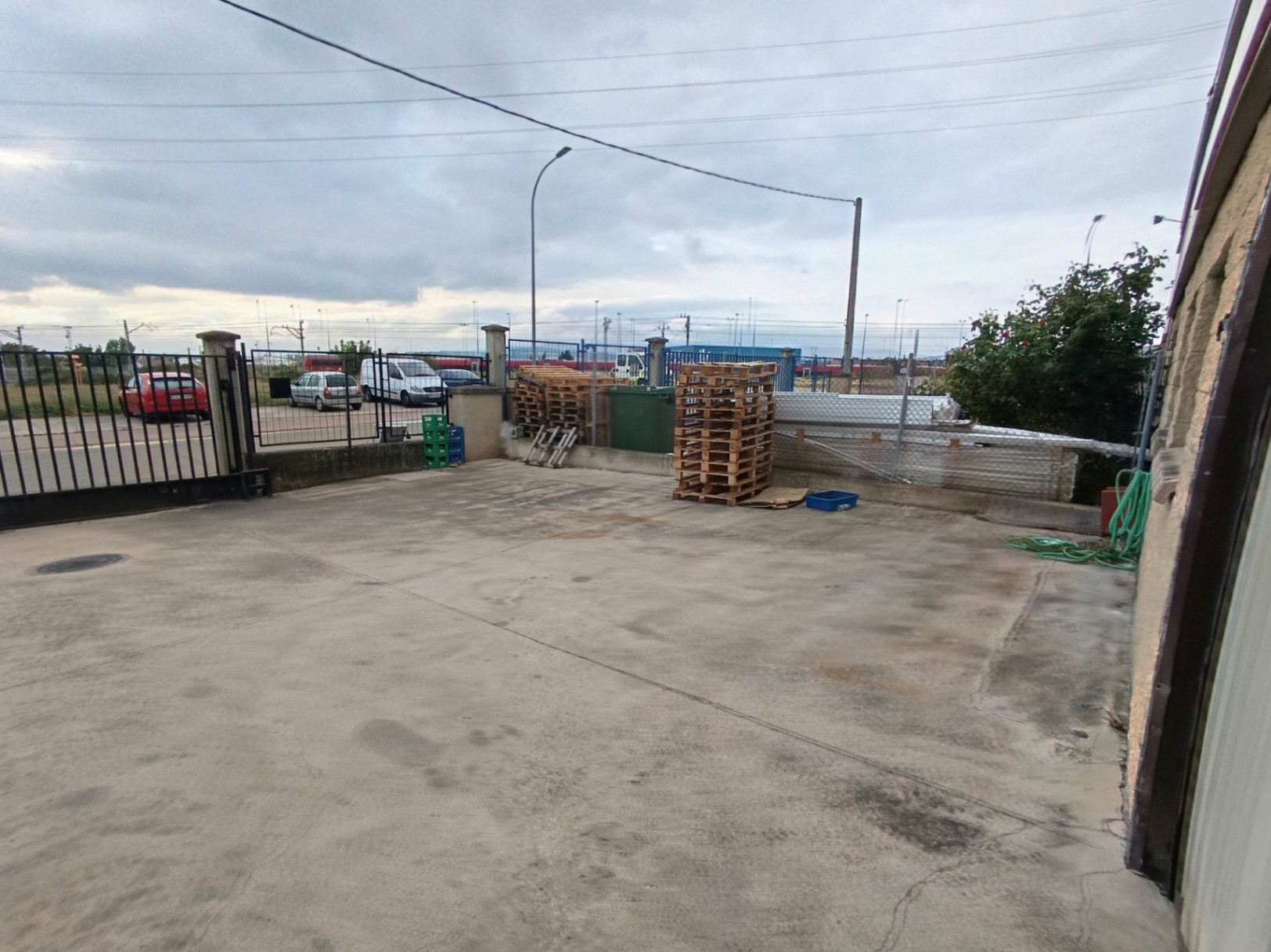 PABELLON DE 800 METROS EN EL POLIGONO DE BAYAS EN ALQUILER