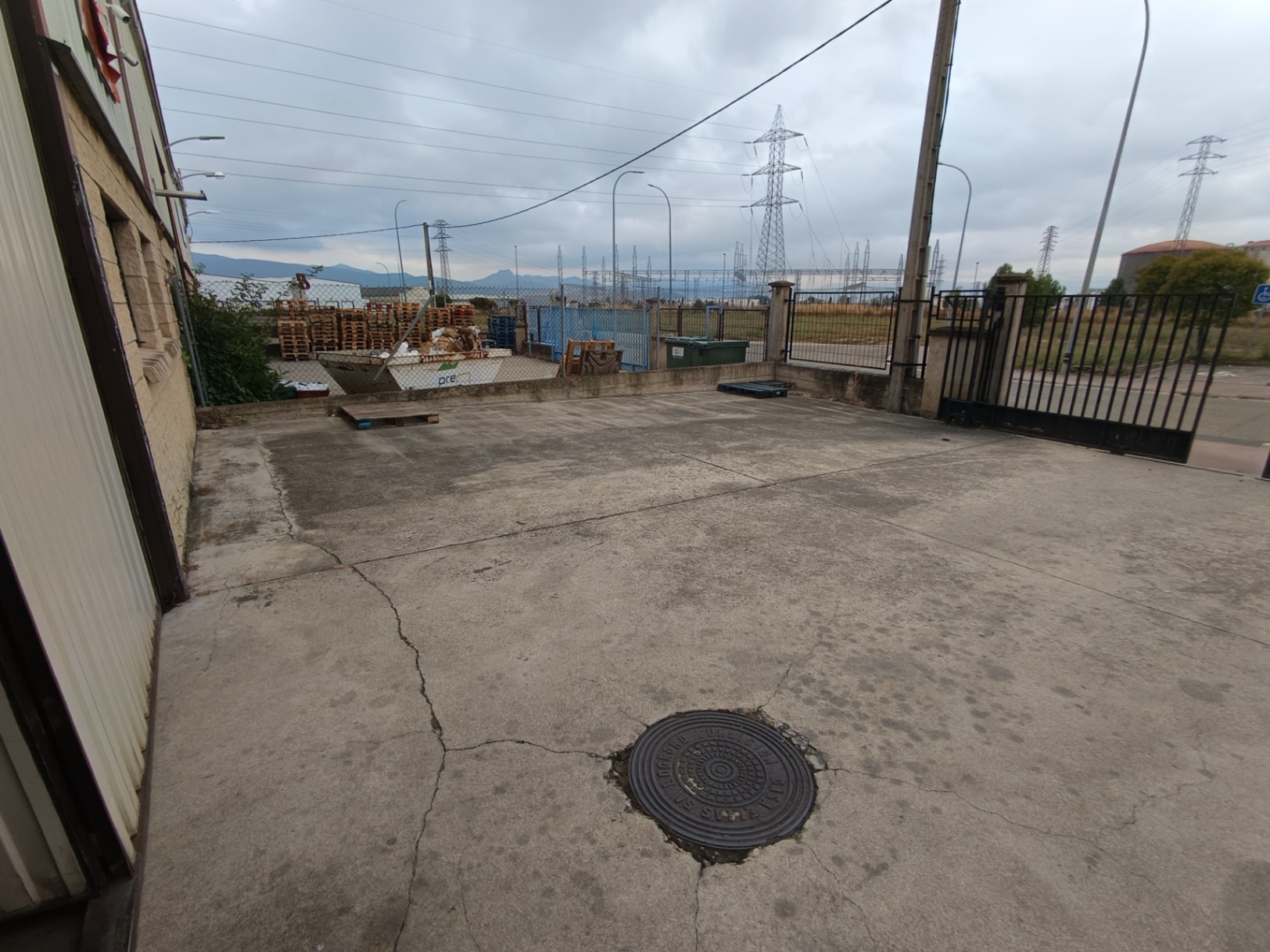 PABELLON DE 800 METROS EN EL POLIGONO DE BAYAS EN ALQUILER