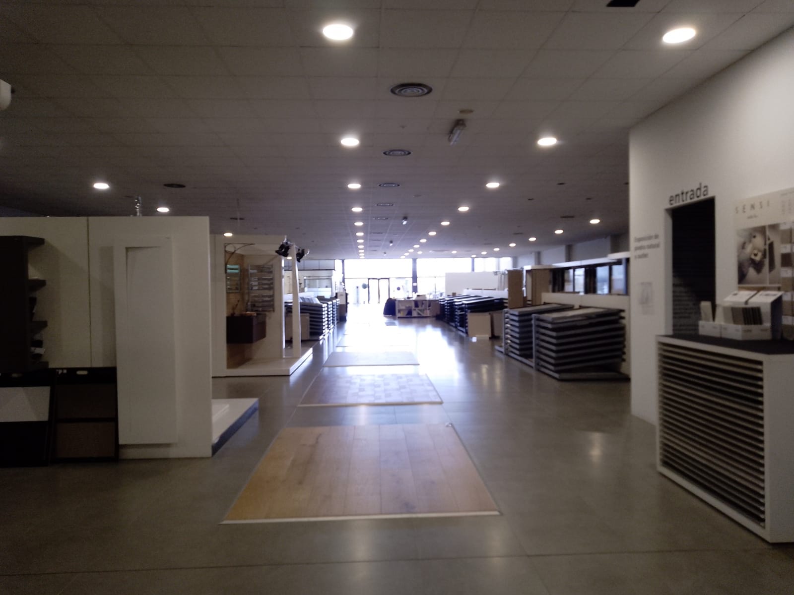 PABELLONES INDUSTRIALES Y TERRENO EN ALQUILER