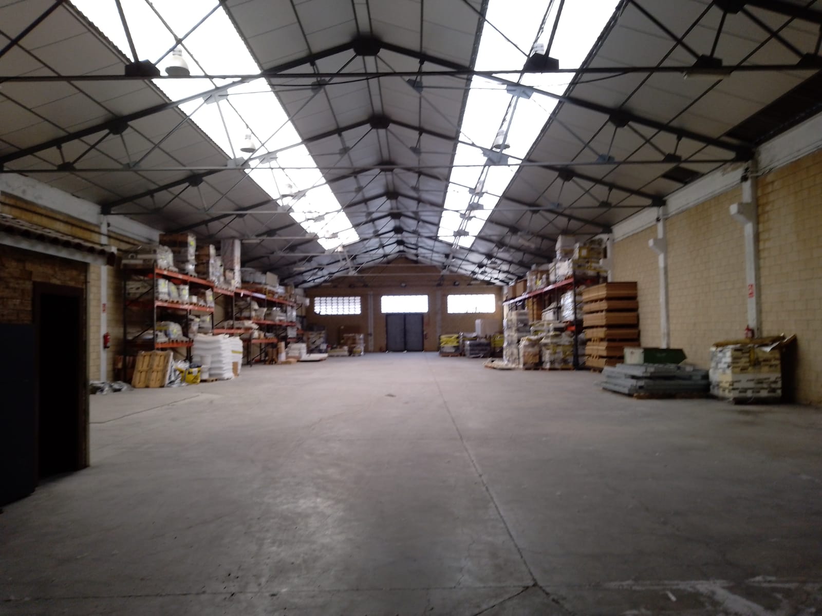 PABELLONES INDUSTRIALES Y TERRENO EN ALQUILER