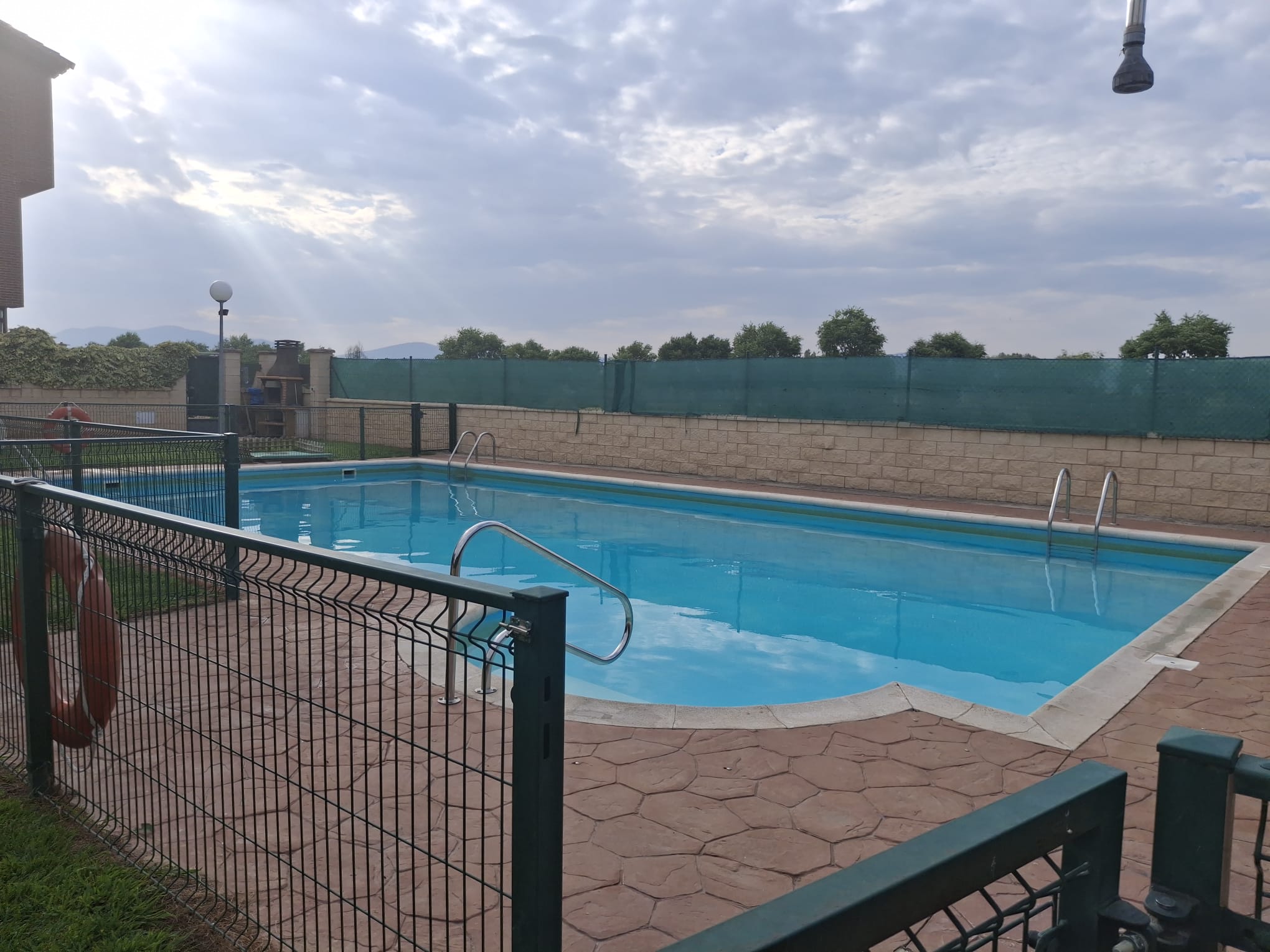 Adosado pareado en el crucero con piscina comunitaria