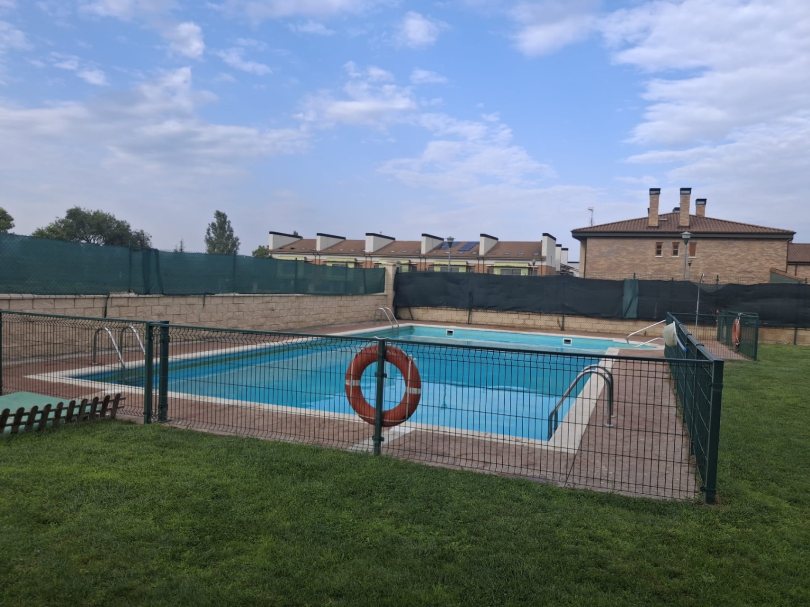 Adosado pareado en el crucero con piscina comunitaria