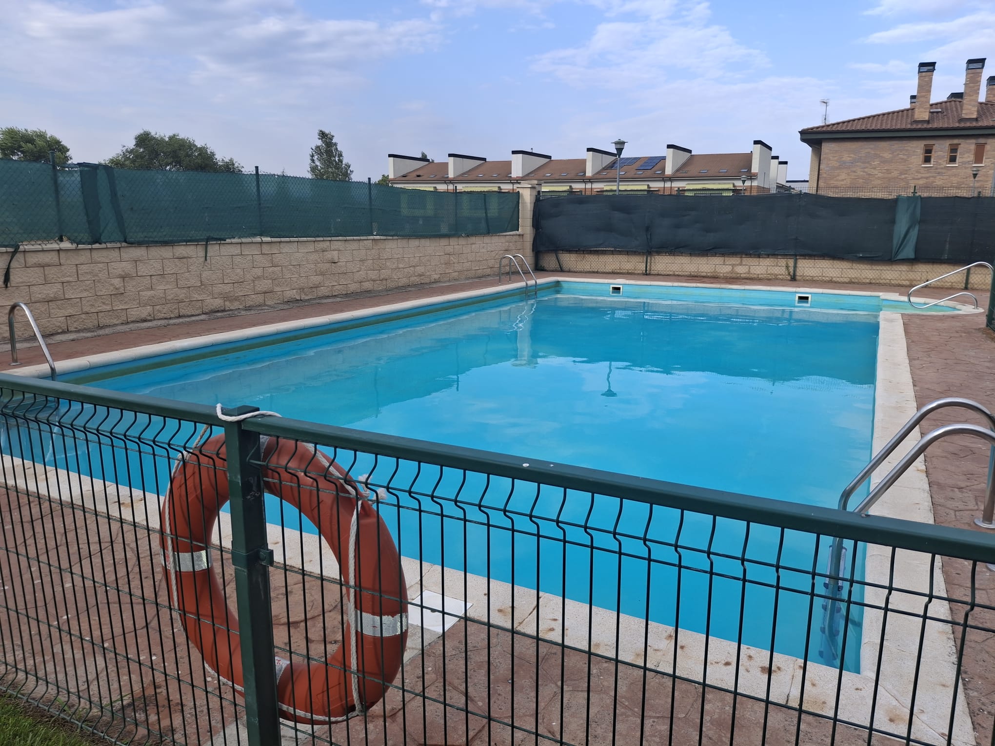 Adosado pareado en el crucero con piscina comunitaria