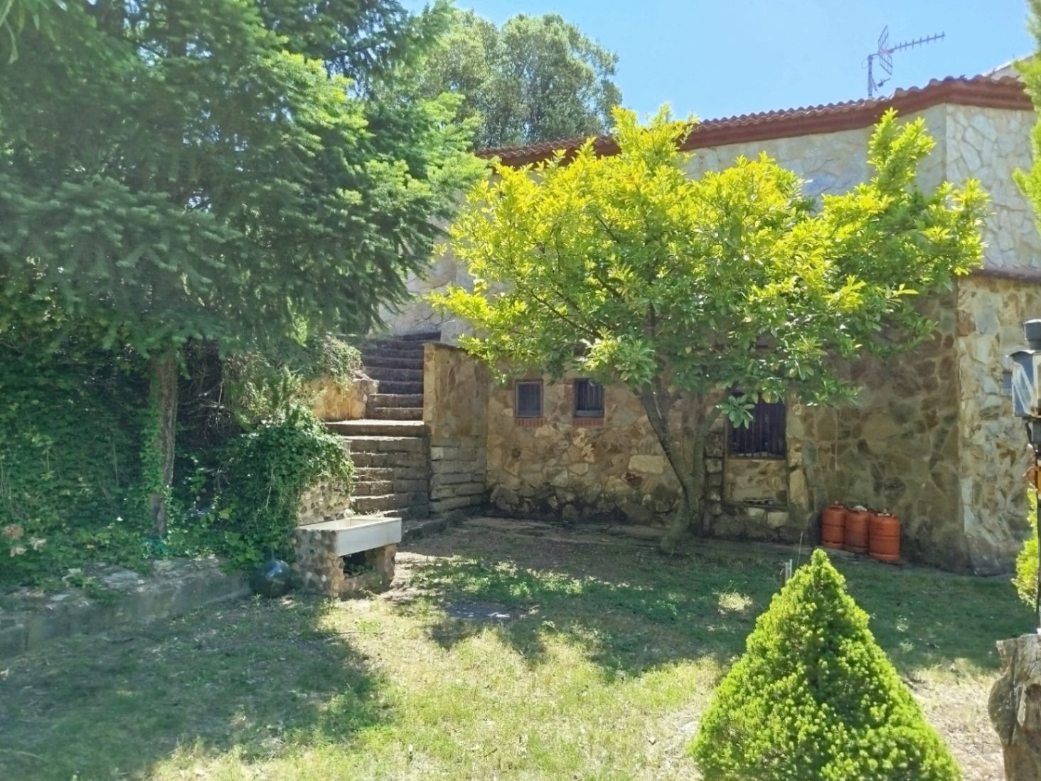 COUNTRY HOUSE WITH 6,000 METERS OF LAND