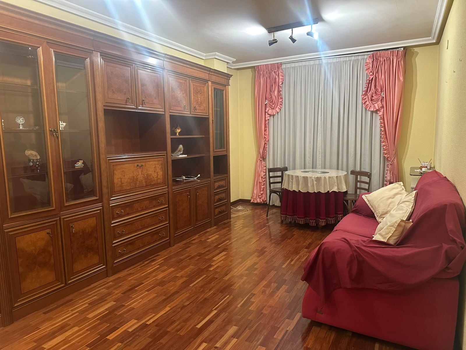 Vivienda de 3 habitaciones y 2 baños con plaza de garaje y dos trasteros