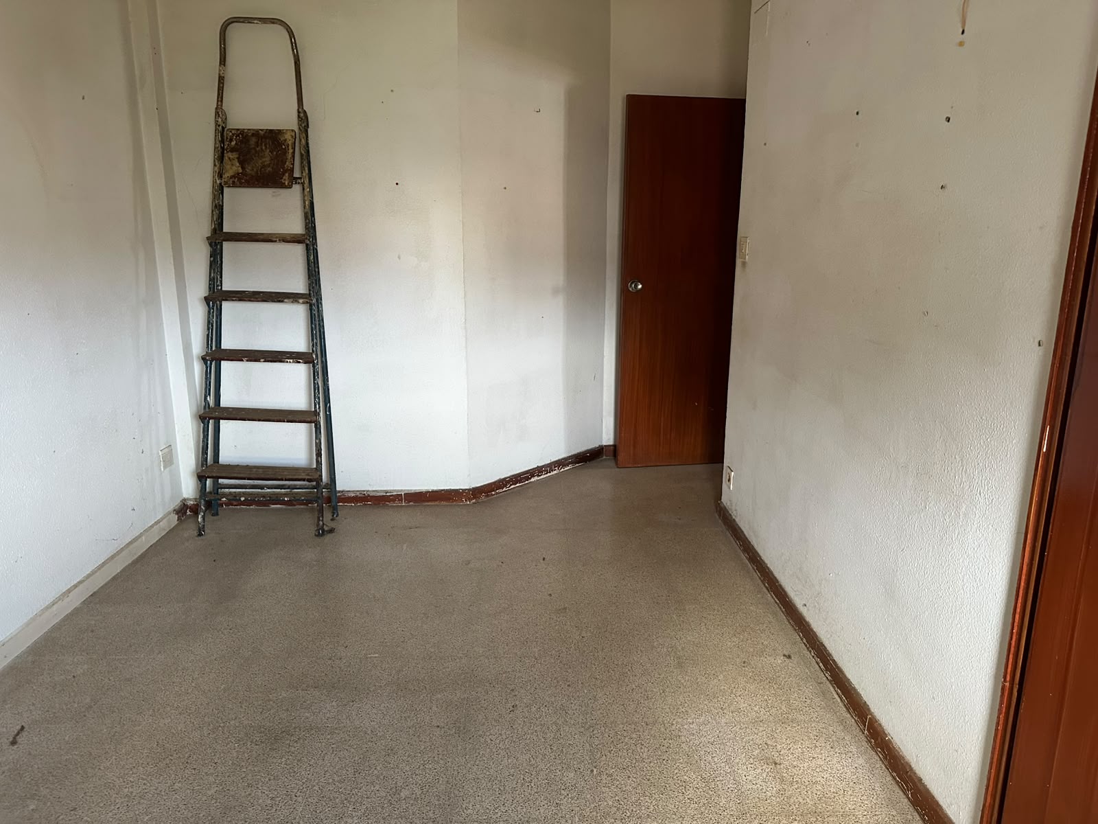PISO EN LA ZONA DE ANDUVA DE 4 HABITACIONES PARA REFORMAR