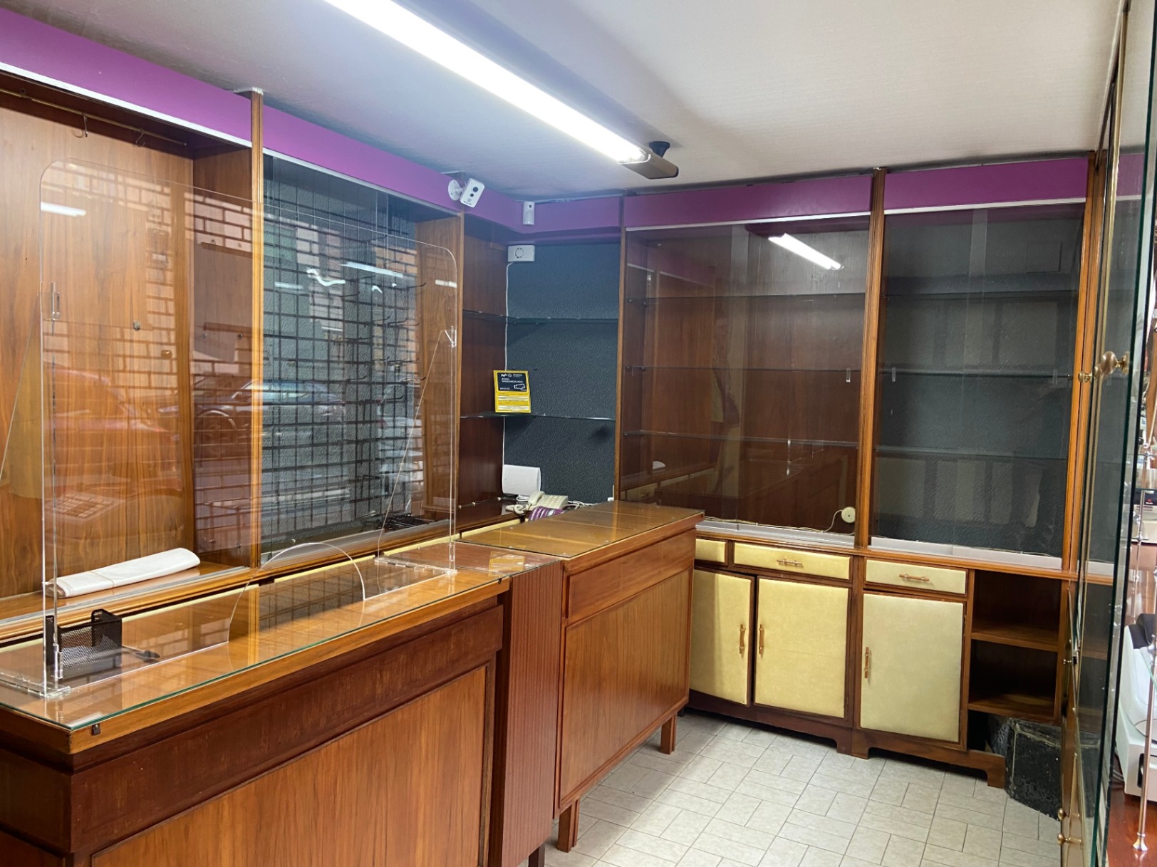 Local comercial en pleno centro de Miranda. Posibilidad de unir con otro lindero.