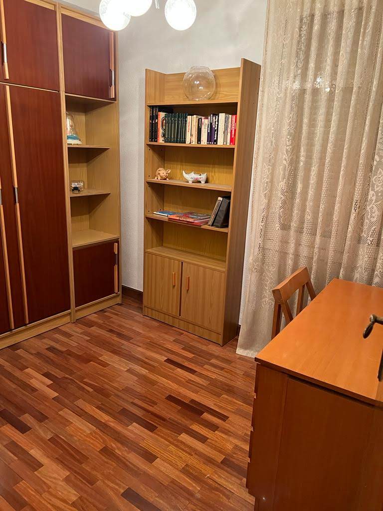 Spacious apartment with four bedrooms and elevator. It has a terrace.