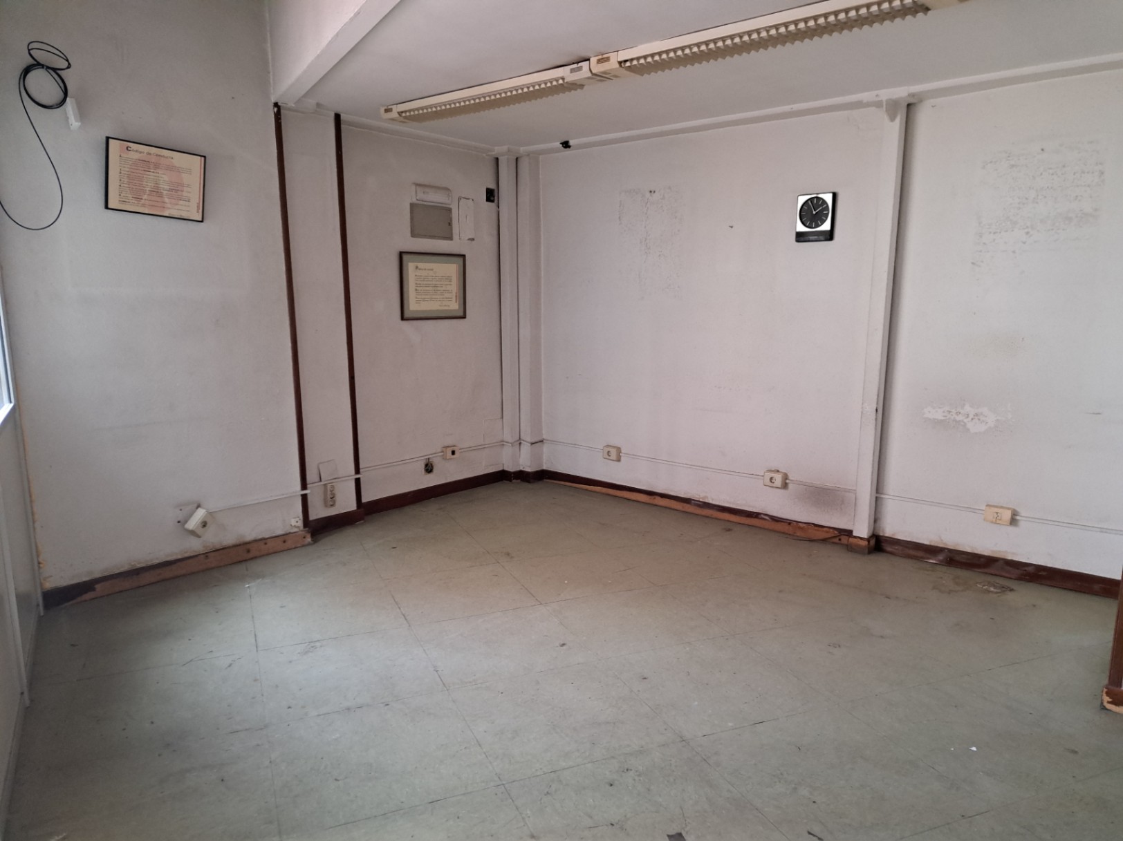 Commercial space for sale of 30 square meters with metal shutter