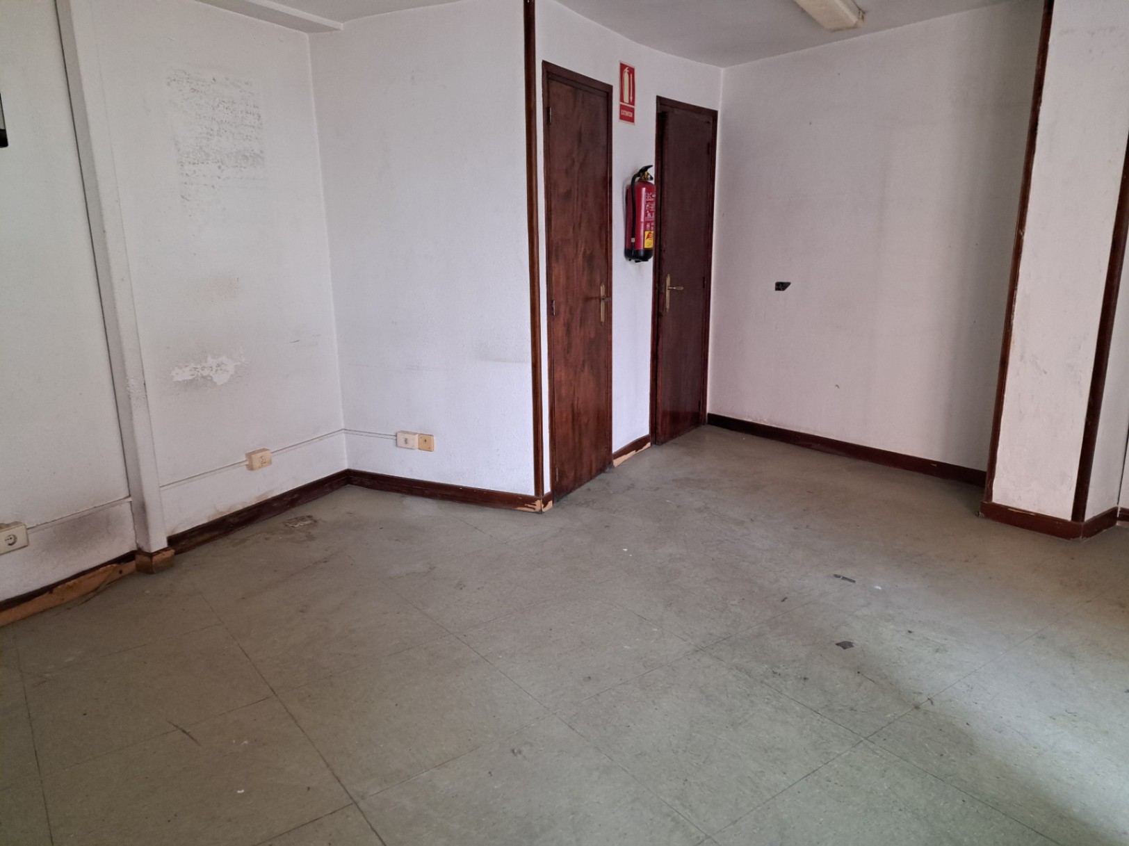 Commercial space for sale of 30 square meters with metal shutter
