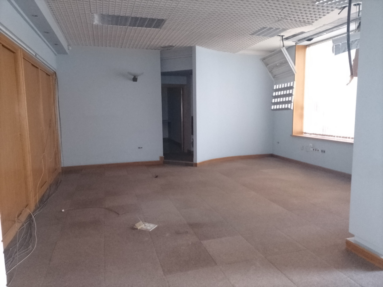 Conditioned commercial premises of 136 meters with mezzanine of 95 meters