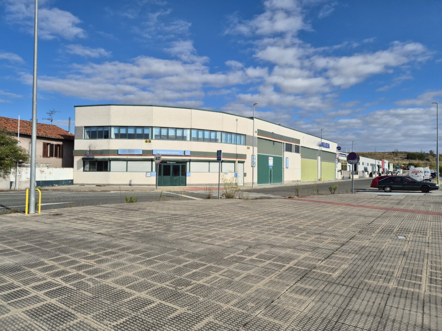 Alquiler de taller mecánico o pabellón, con aparcamiento.