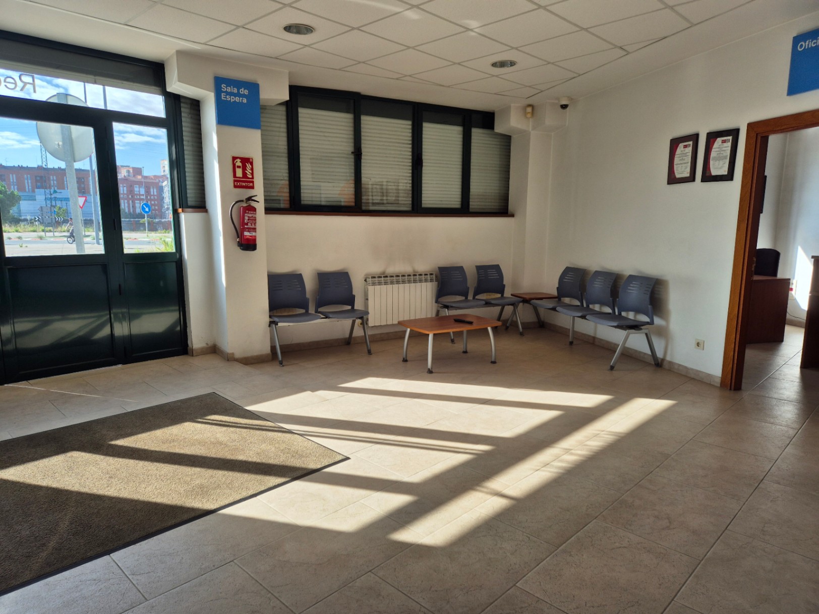 Alquiler de taller mecánico o pabellón, con aparcamiento.