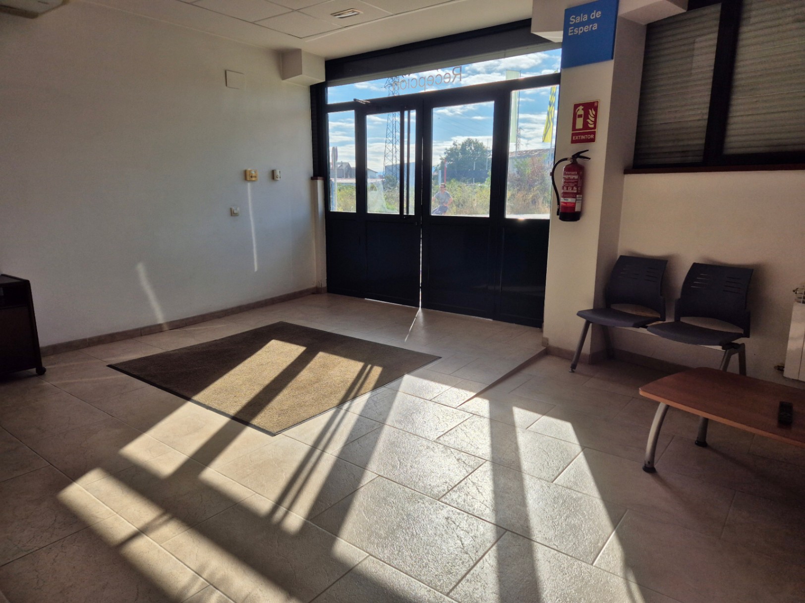 Alquiler de taller mecánico o pabellón, con aparcamiento.