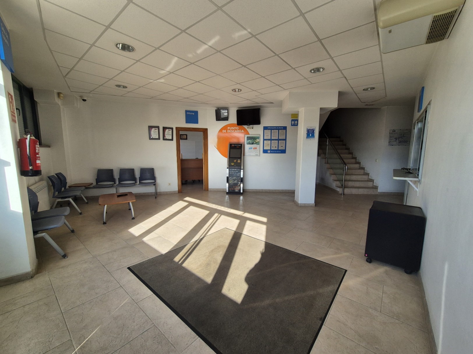 Alquiler de taller mecánico o pabellón, con aparcamiento.