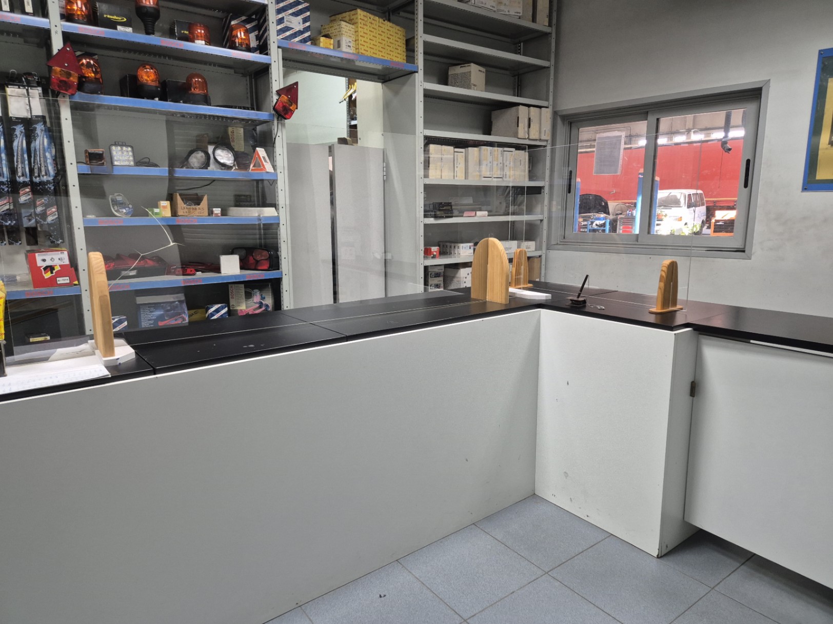 Alquiler de taller mecánico o pabellón, con aparcamiento.