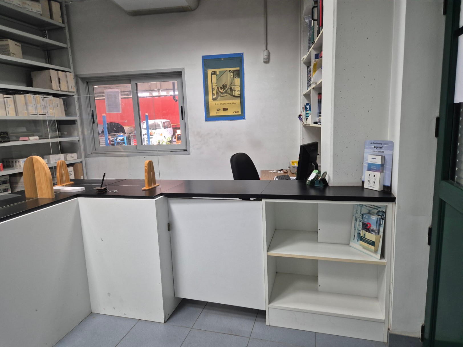 Alquiler de taller mecánico o pabellón, con aparcamiento.