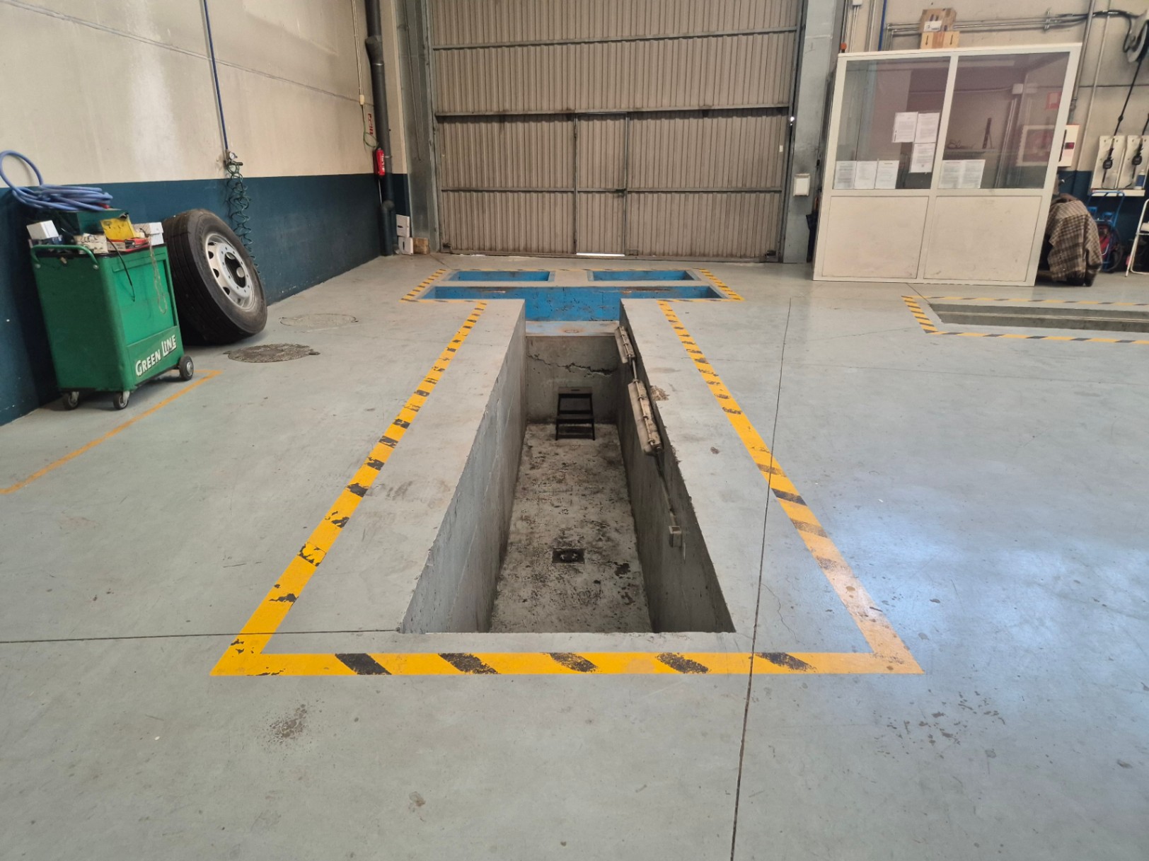 Alquiler de taller mecánico o pabellón, con aparcamiento.