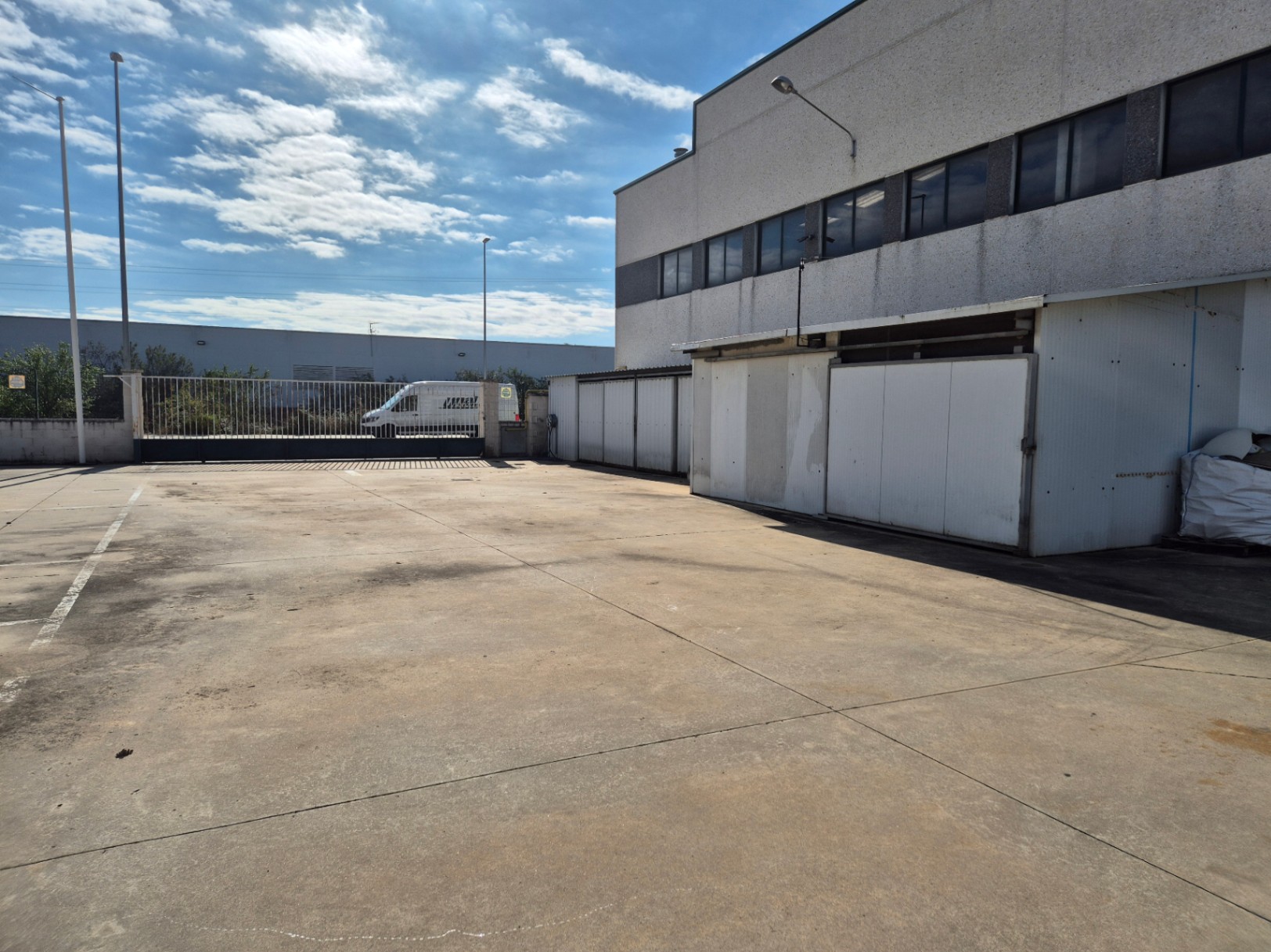 Alquiler de taller mecánico o pabellón, con aparcamiento.