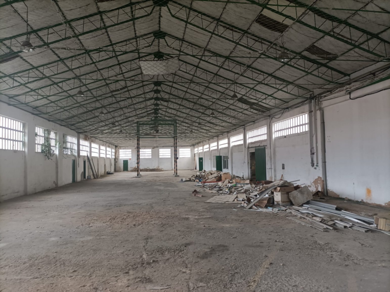 Alquiler nave industrial en el Crucero. Posibilidad de montar diferentes negocios. Ven a verlo!!!