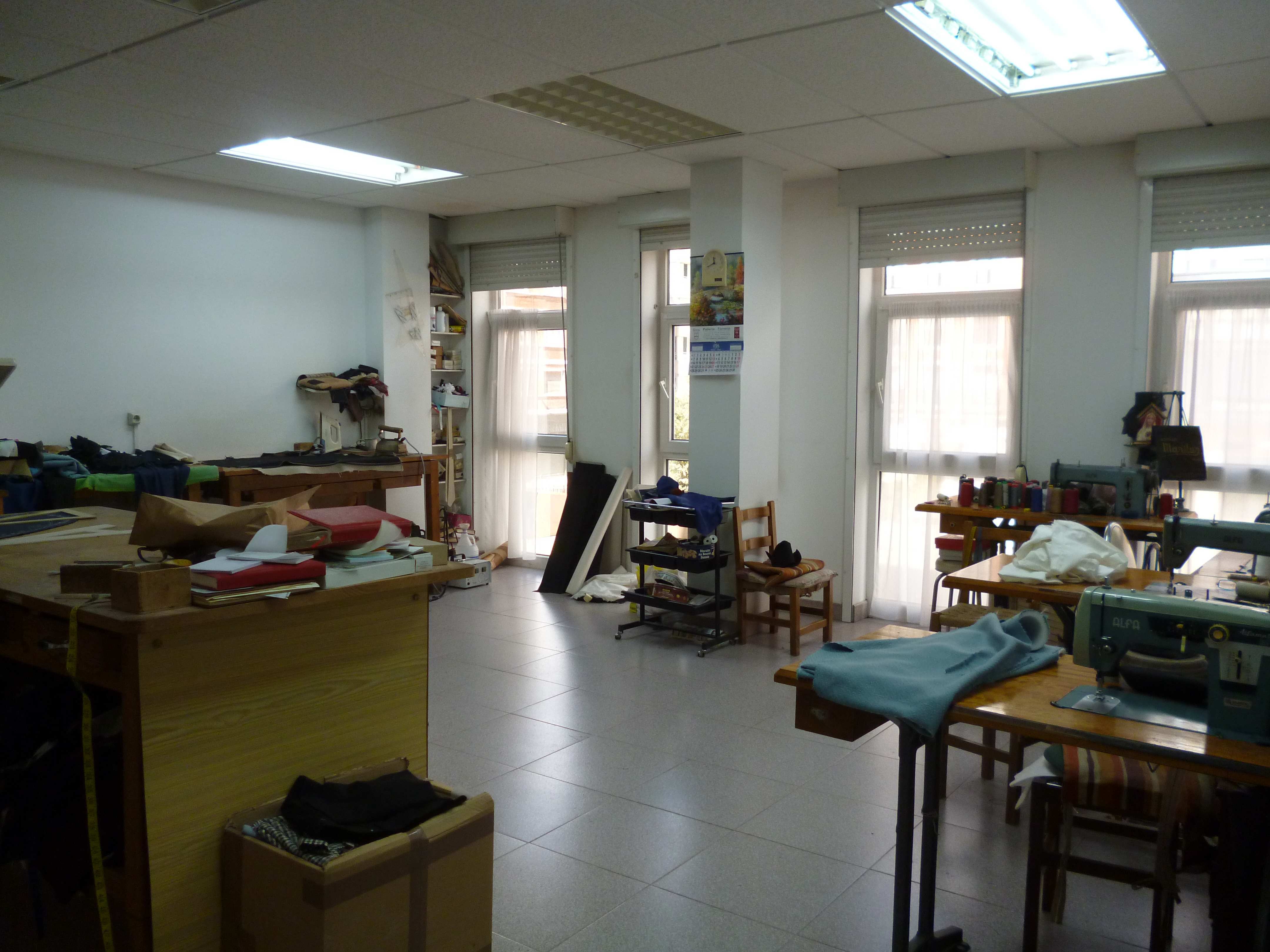 Entreplanta de 90 m2 con baño, muy centrico.