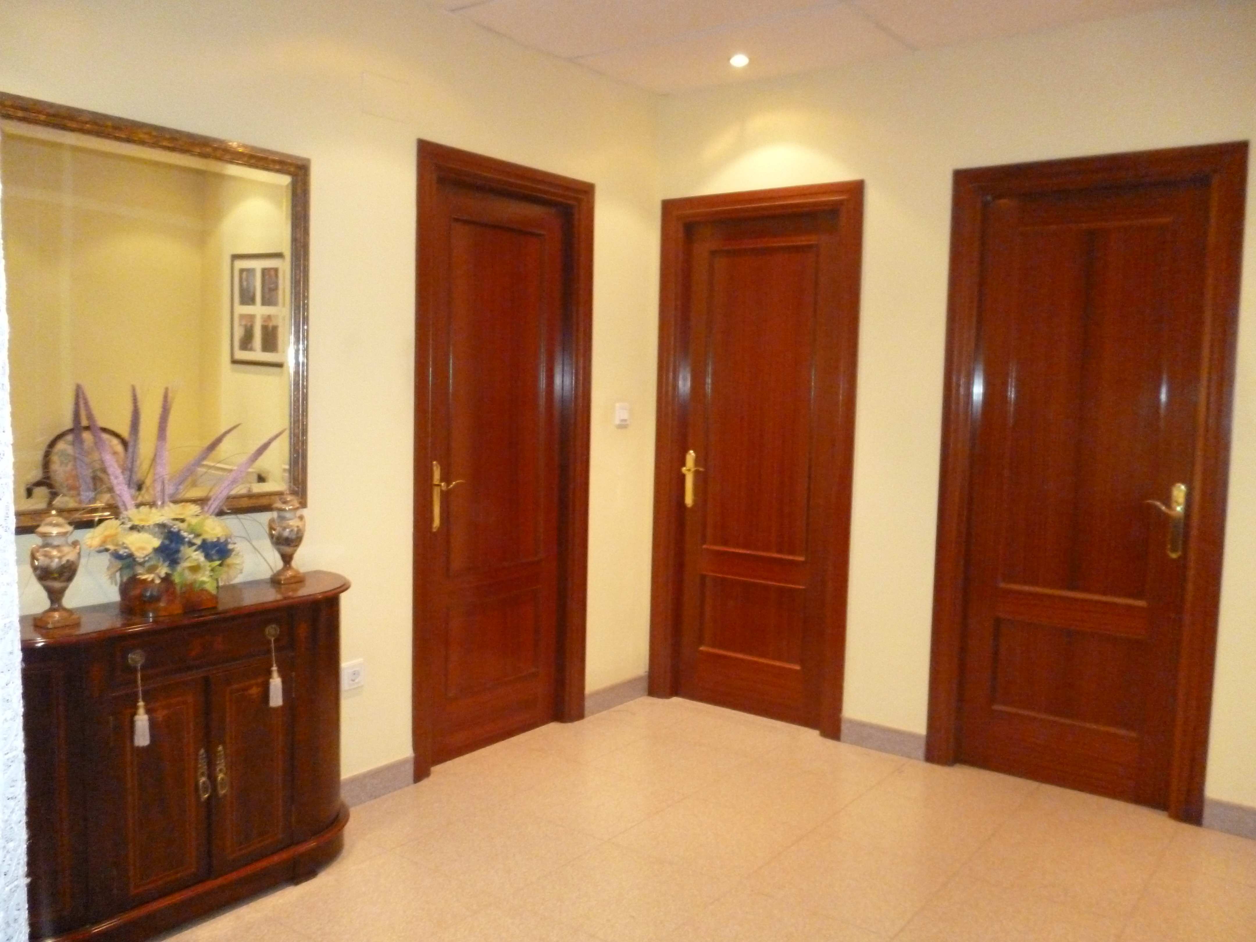 Entreplanta de 90 m2 con baño, muy centrico.
