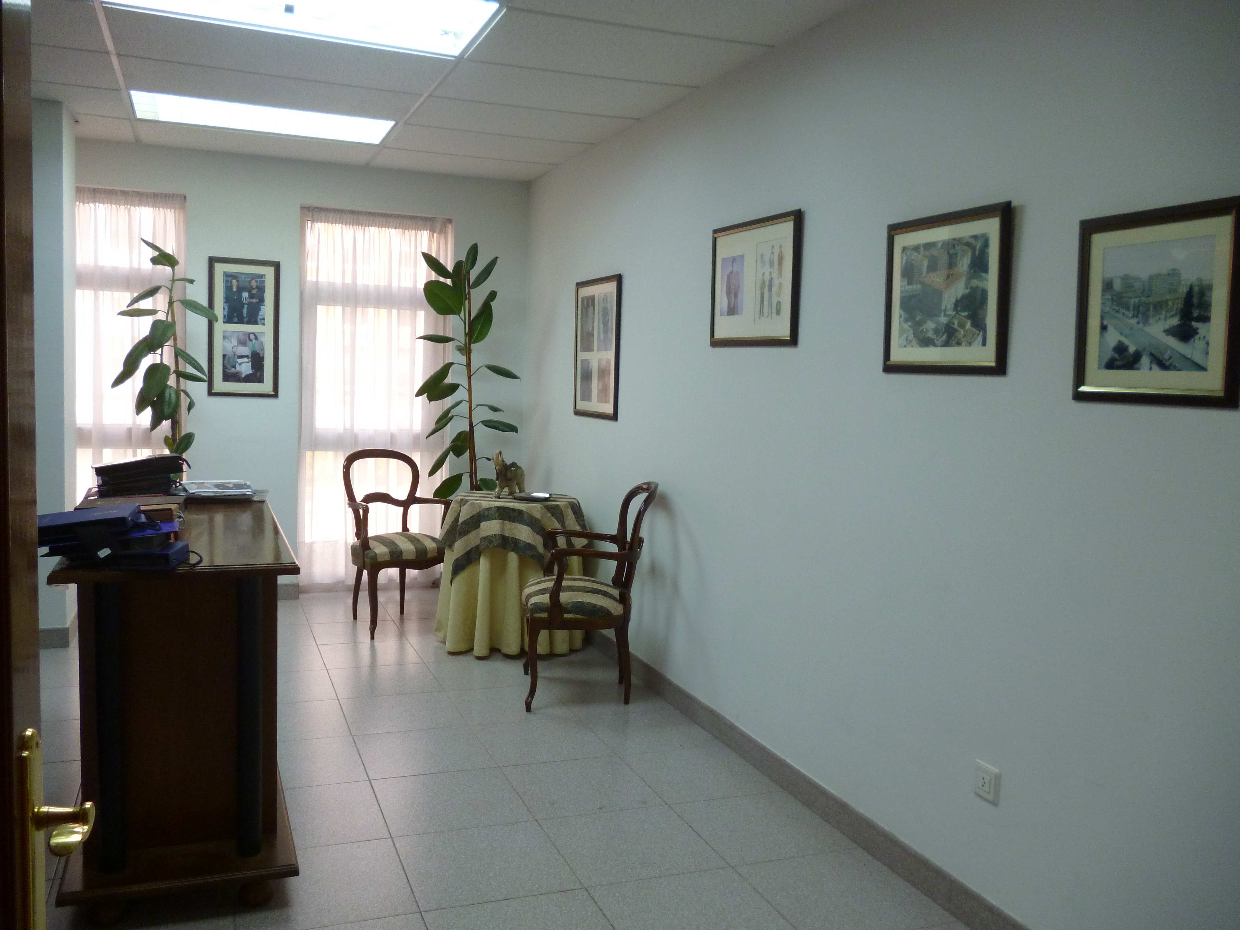 Entreplanta de 90 m2 con baño, muy centrico.