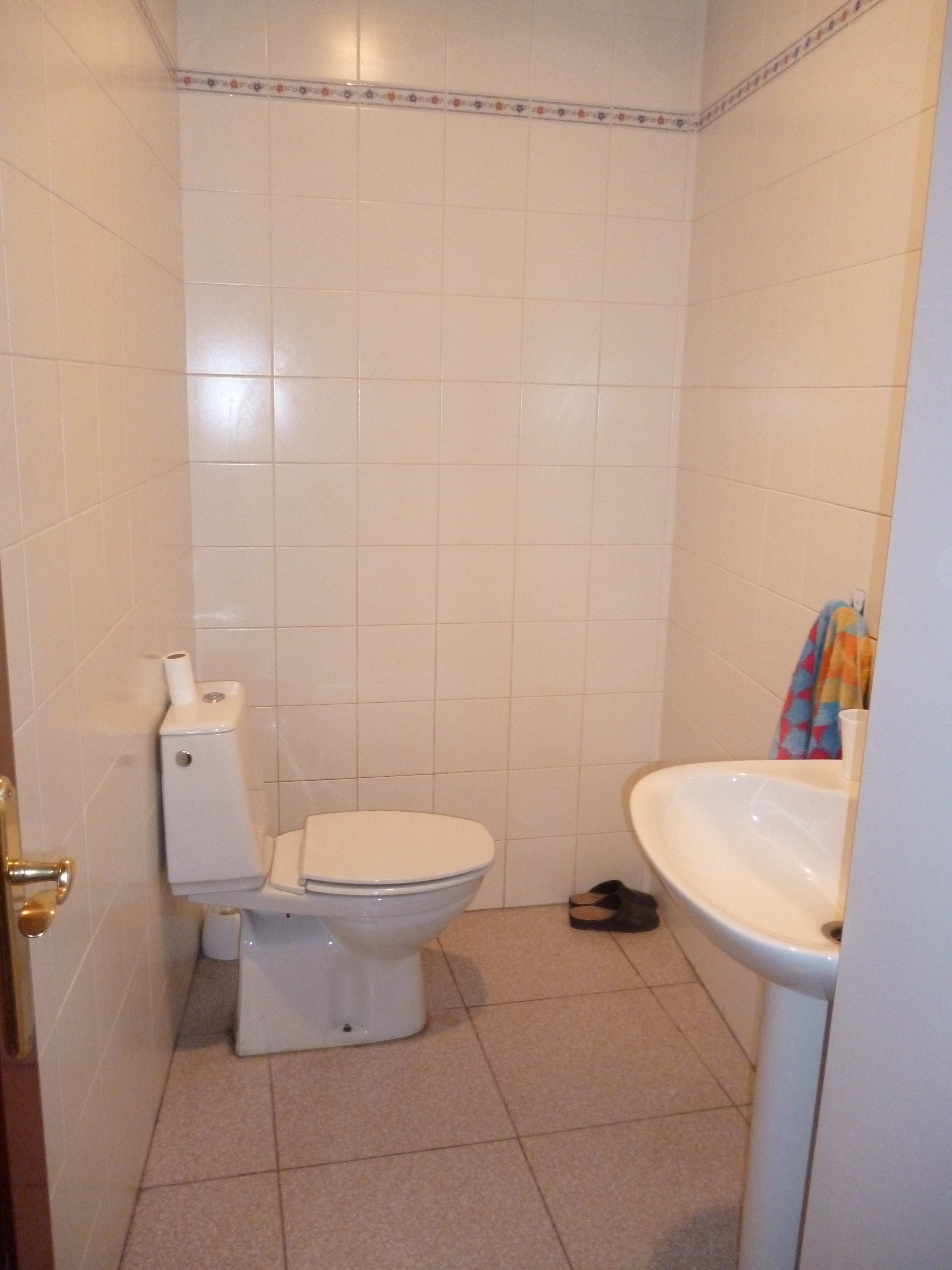 Entreplanta de 90 m2 con baño, muy centrico.
