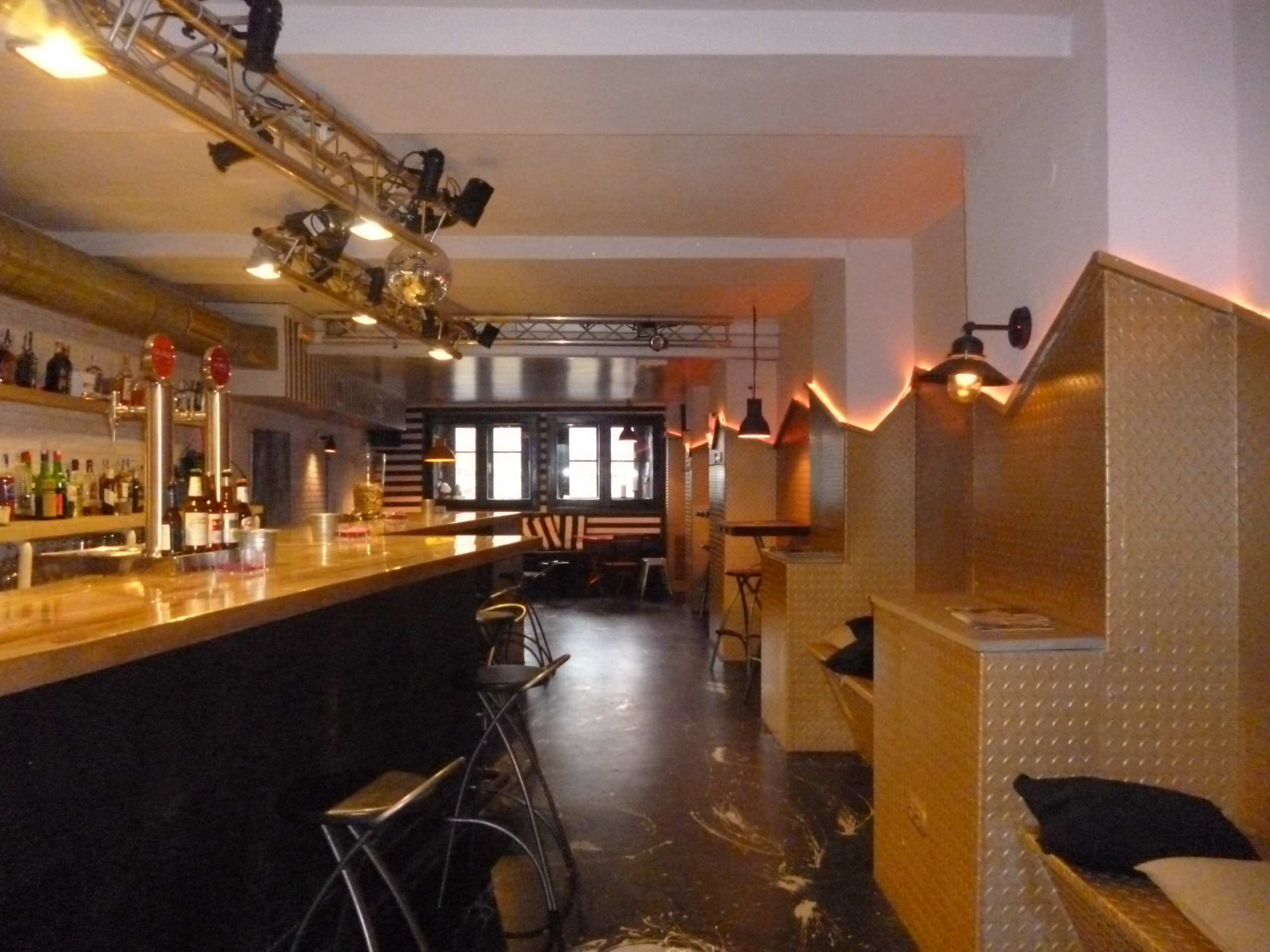 Two-storey house more local as a bar in the old