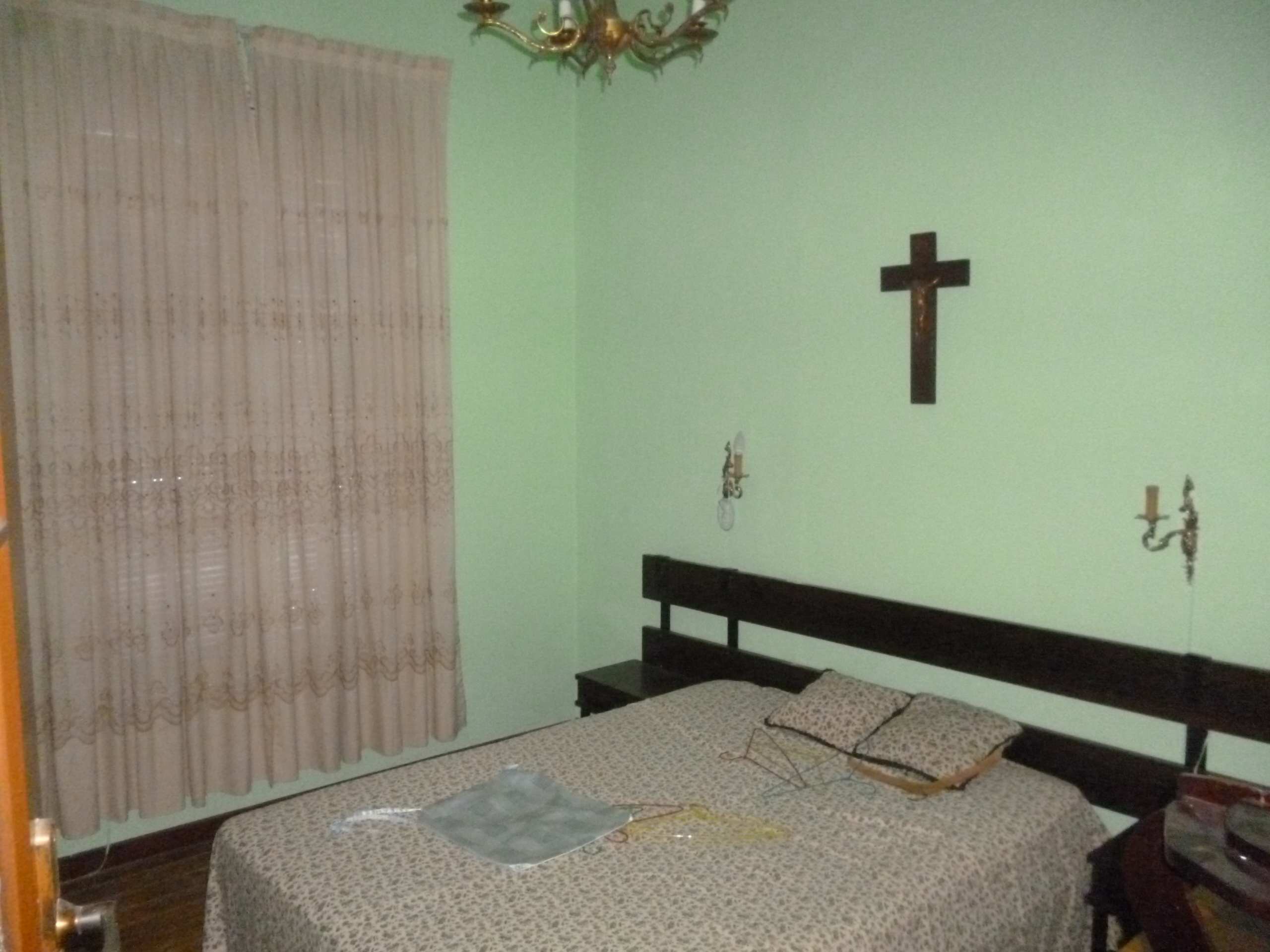 House with attic and interior patio area with land in the center of Miranda