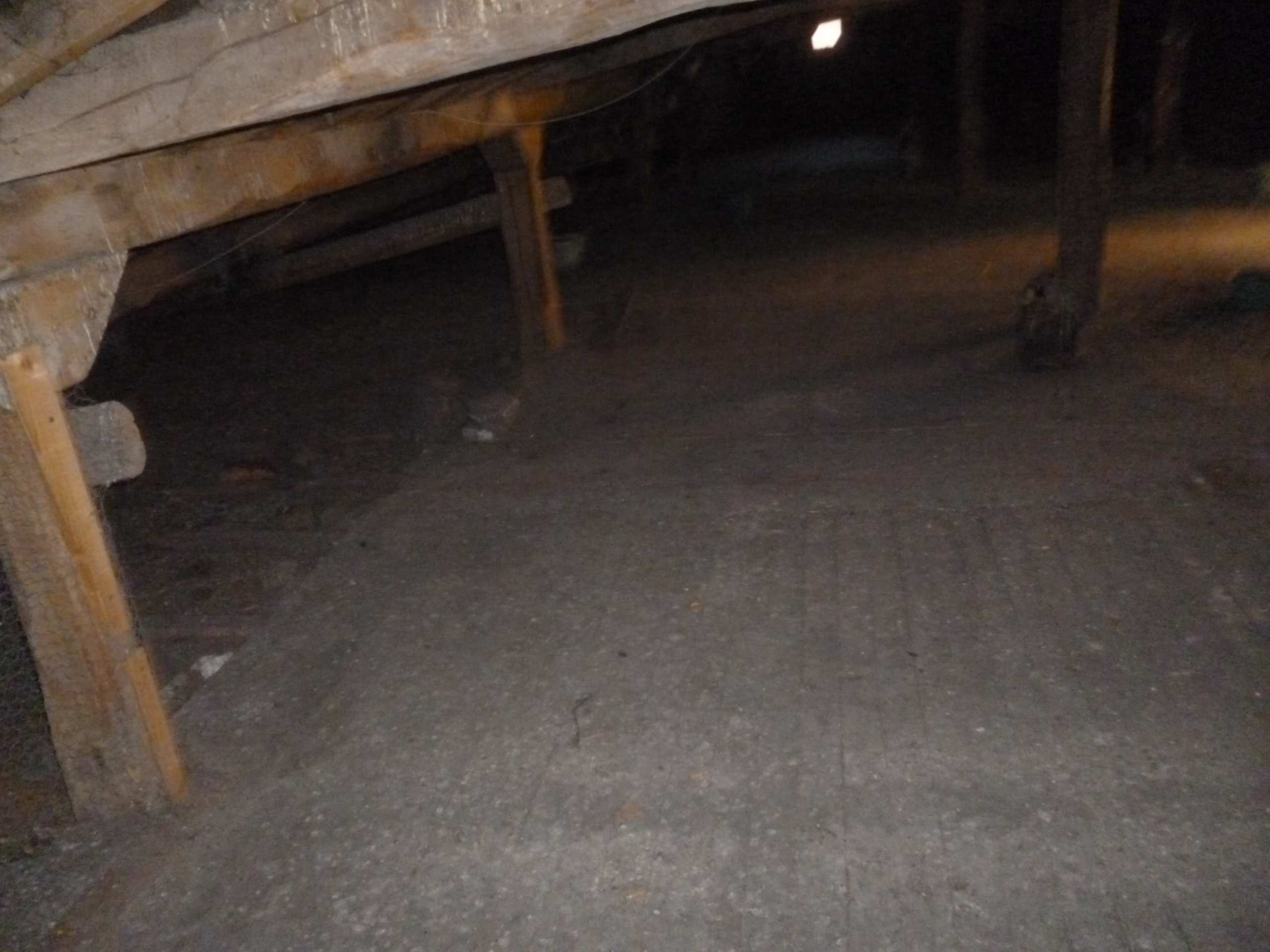 House with attic and interior patio area with land in the center of Miranda