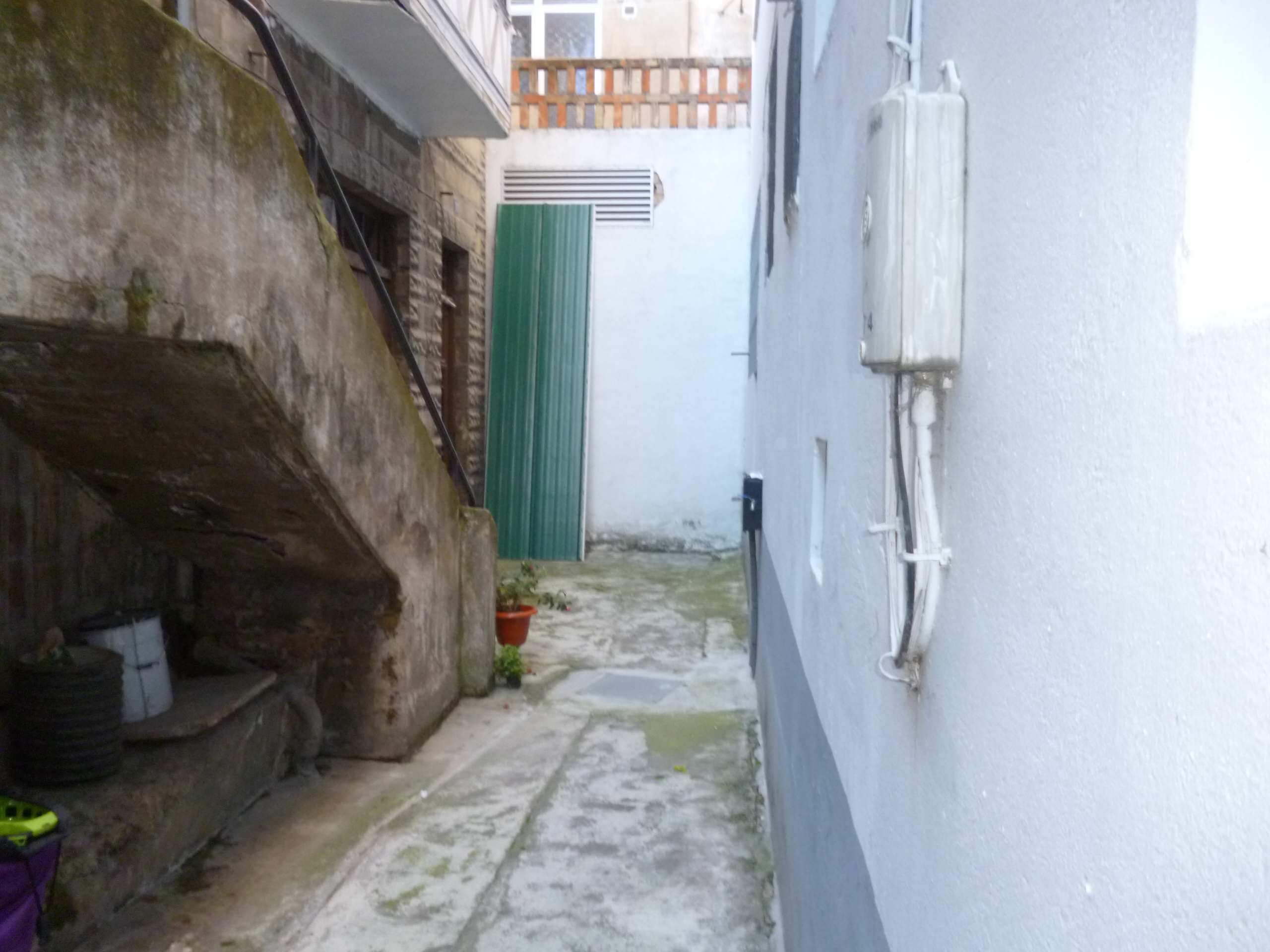 House with attic and interior patio area with land in the center of Miranda